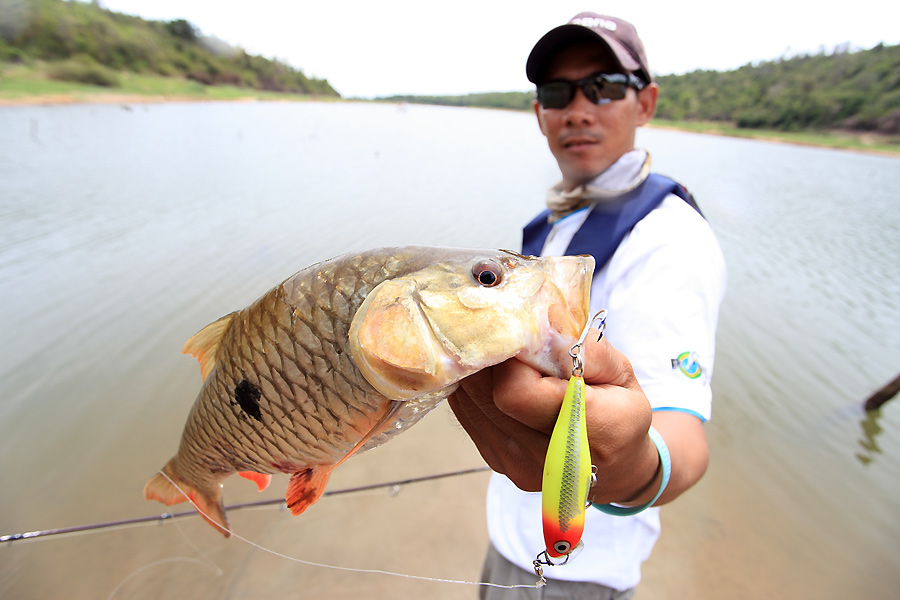 และผม กับกระสูบตัวแรกและเดียวสำหรับวันนี้ครับ  :laughing:
