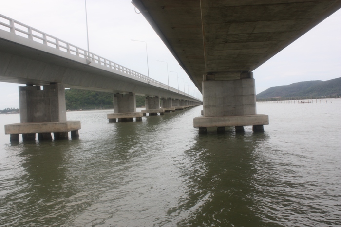 เมื่อวาน 10/6/53 ผมได้ไปใต้สะพานอีกครั้ง  
แต่วันนี้ ลมแรง น้ำขุ่น ไม่มีเพื่อนนักตกปลามากันเลย  
ม
