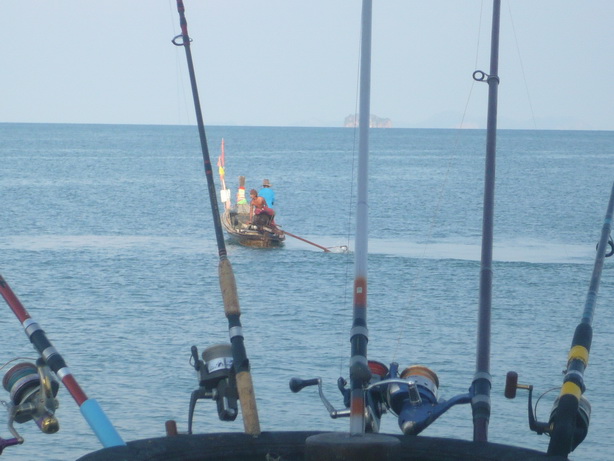 ซักครู่มีเรืออวนเข้ามาใกล้หัวสะพา