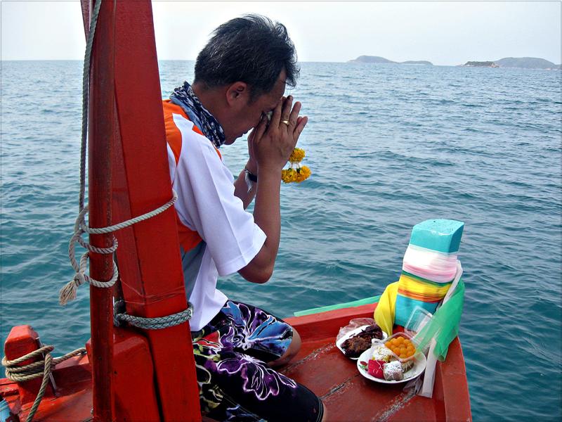  [b]เจ้าประคุณ..แม่ย่านางเรือ...(( ข้าขอให้ผู้ใด ทำร้ายประชาชนขอให้ได้รับกรรมที่สร้างขึ้นมา ไม่ให้ช้