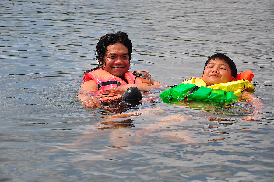 พ่อให้สอนว่ายน้ำ
