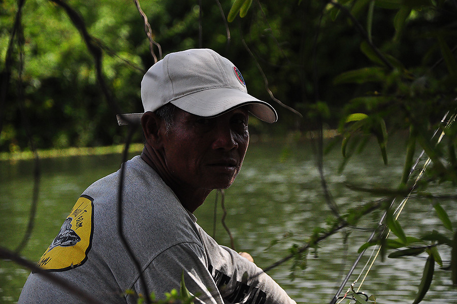 พ่อจอดเรือคุยกับตายูนกับอาตี๋น้อย