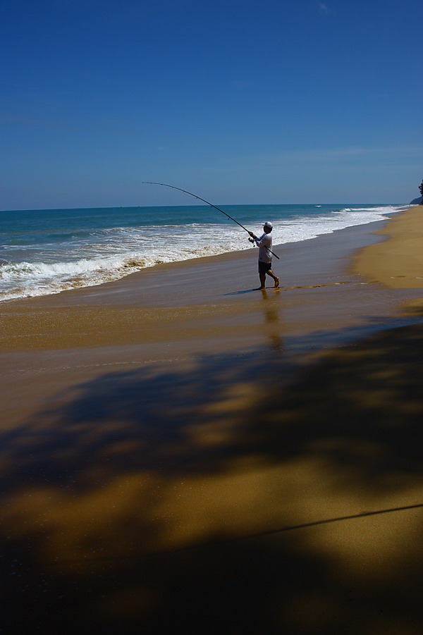 [b]และเทคนิคของนักตกปลาผู้พิศมัยในเรื่องราวของSurf Fishing.. การสู้ปลาโดยการลงไปยืนที่ชายน้ำให้คลื่
