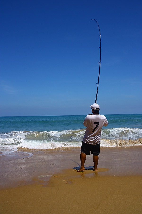  [b]วิธีการสู้ปลาแบบโปรชายหาด เนื้อตัวและอุปกรณ์จะเปียกน้ำทะเลแทบทั้งหมด ควรระมัดระวังอันตรายจากคลื่