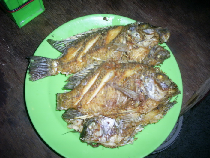 ปลาก็ทอดเสร็จแล้ว เตรียมประกอบอาหา