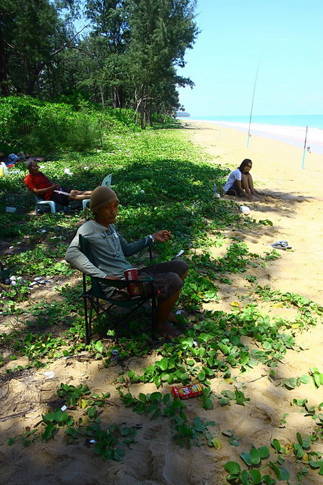  [b]ต้องขอบคุณนักตกปลาชายหาดทุกท่าน ที่นัดกันมาตกปลาและแจ้งให้ผมทราบ ทำให้มีโอกาสไปถ่ายรูปมาเปิดกระท