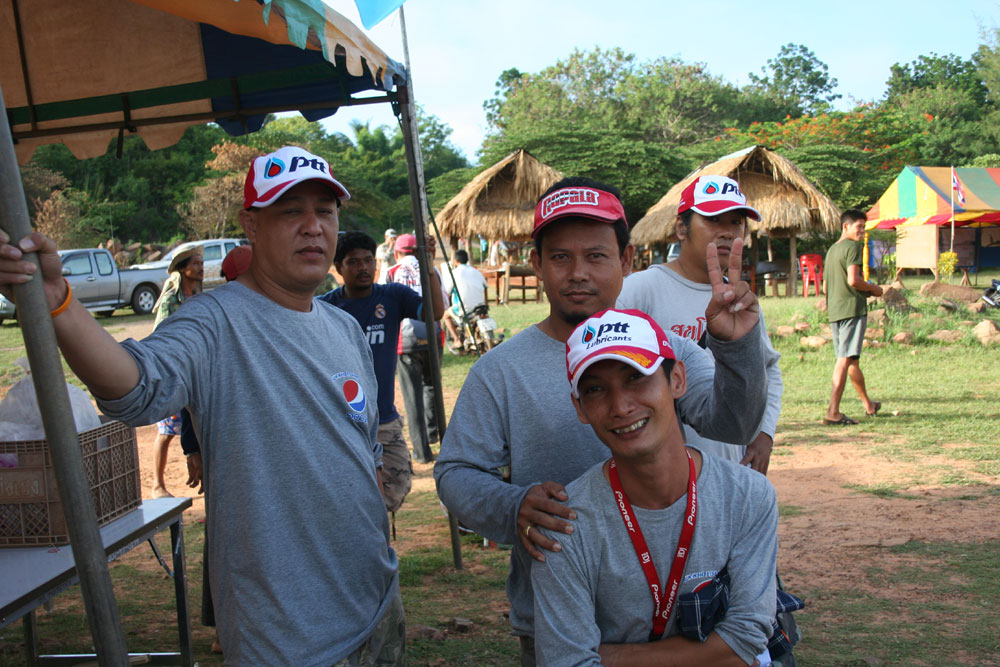 แอบ มาถ่ายรูปกัน เล่น 45รูป ยังไม่พอ ถ่าย เล่นกัน อีก  :laughing: :laughing: :laughing: