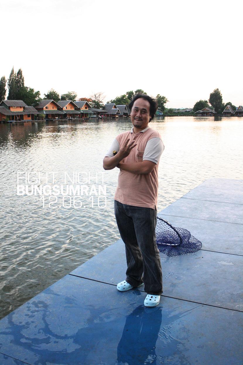 น้ากอร์ฟ แห่งก๊วนหน้าลื่น มายืนให้กำลังใจ :love: :smile: :smile: :grin: