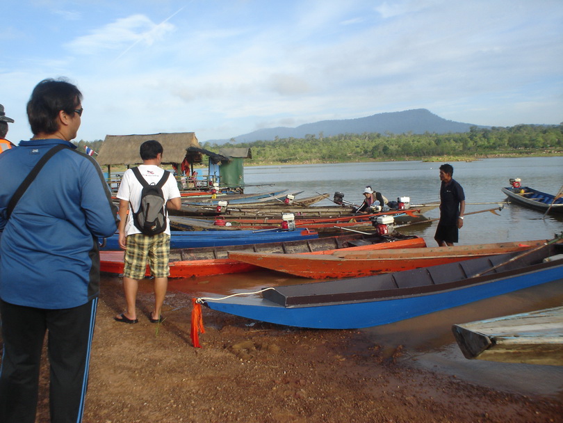 เรือชาวบ้านที่จะพานักกีฬาออกไปแข่งขันกันครับ  


 :cheer: :cheer: