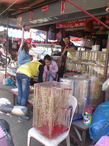 ใครมาตลาดโรงเกลือแล้วไม่เสียตังค์   ผมไม่เชื่อ   :laughing:

 [b]บรรยากาศในตลาดเอามาฝากน้าๆที่ไม่เ