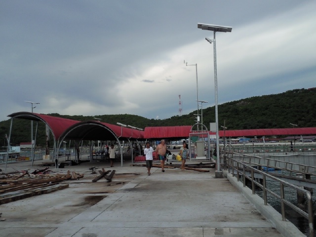 นักท่องเที่ยวมารอลงเรือนะคับ

 :cool: