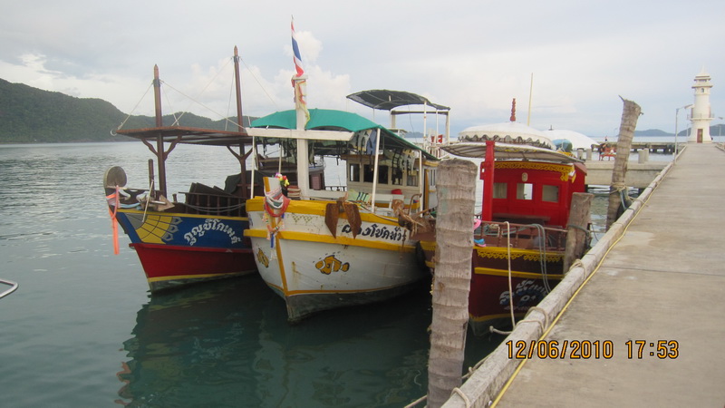 เรือนำเที่ยวดำน้ำเด๋วนี้สีสวยๆทั้งนั้น ปีที่แล้วยังเห็นไม่กี่ลำ