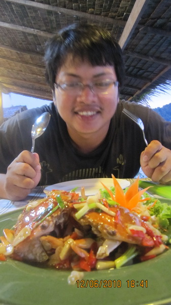 มากินข้าวกันดีกว่าครับ 'ร้านลมทะเล ซีฟู้ด'  เมนูนี้เลย ปูผัดพริกเกลือ :umh: :umh: :umh:
อเร็ดมากม