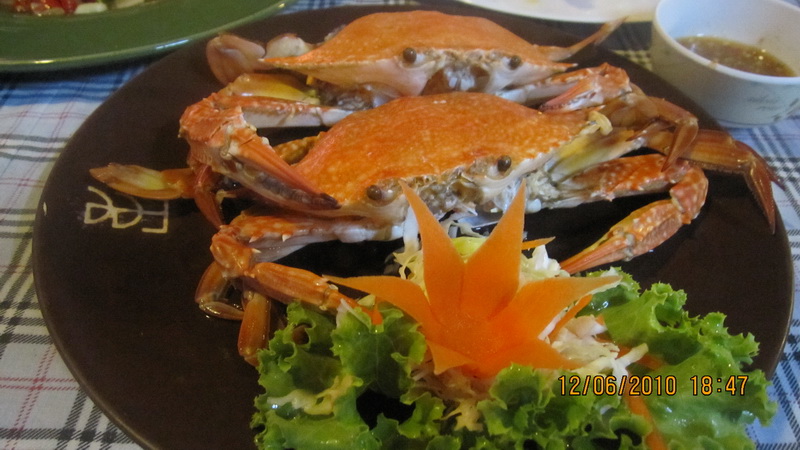 ปูนึ่ง อร่อยมากๆ เนื้อปูสดๆ แน่นๆ 

แนะนำร้านอาหารซักหน่อย เนื่องจากในเกาะมีหลายร้าน แต่ละร้านจะเป