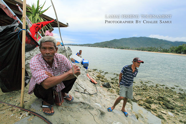 บางคนก็นั่งลุ้นยืนลุ้นรางวัล อยู่ห่างๆ
"ลุงหมอ" กับ "หนุ่มร่องเรือ"
แบบขอดูไกลๆเหม็นคาว...(จริ