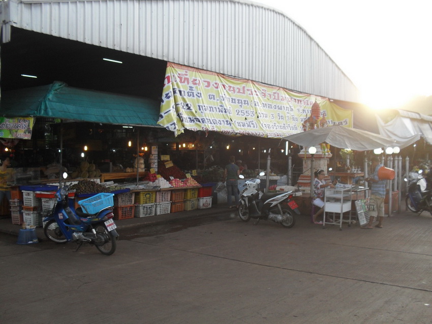 และก็พลาดไม่ได้กับที่นี้..ตลาดทองผาภูมิ :smile: :smile: :smile: :smile: :smile: