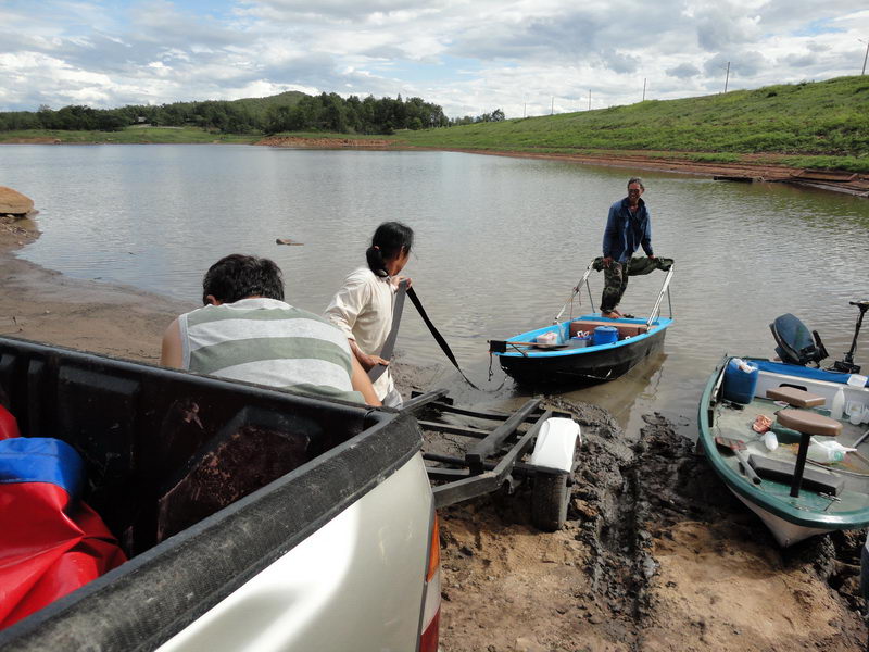 สังเกตุ เทรลเลอร์ ไม่ได้จุ่มน้ำครับ 
ดีหน่อย ตรงที่เอาเรือขึ้นพร้อมๆกัน อย่างน้อย ก็พอช่วยเหลือกันไ