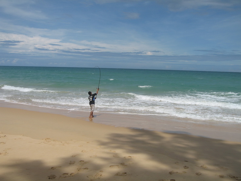   :kiss: :kiss: :kiss: [b]ท่าดี แต่ไม่ค่อยไกลครับ ไม้แรก ในรอบ 10 ปี กับการตกแบบสไตล Surf Fishing[/b