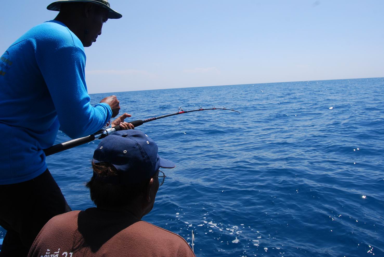 ระหว่างจิกลอยสายไว้สักพักใหญ่ๆ ปลาก็เข้าชาร์จเหยื่อ (ปกติลงสายลอยปุ้บไม่เกิน 10-15 นาทีปลาเข้าชารืจเ