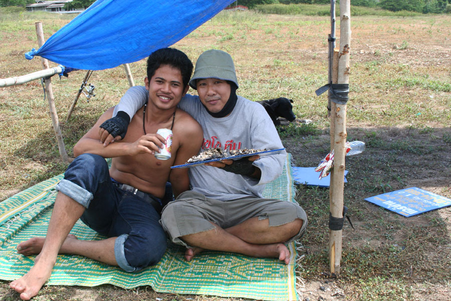 ดู......มานนนทำ......เอาก้างปลามาให้ตรู.......