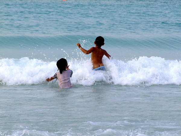  ณ. หาดตาแหวน เจอเด็กๆๆเล่นน้ำกันสนุก จนกางเกงหลุด