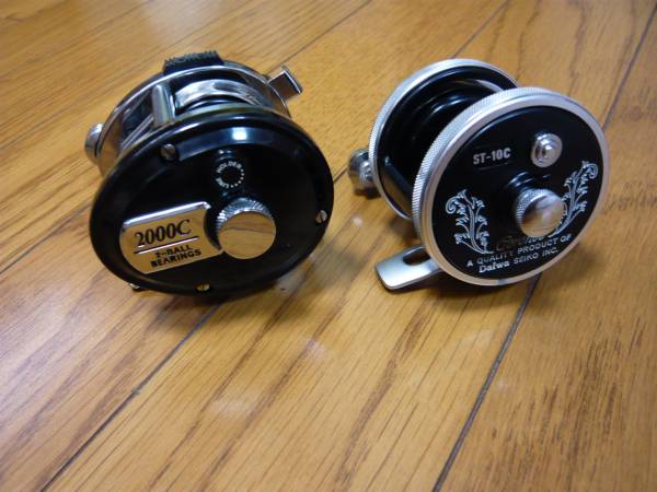 แบบในรูป ทางด้านตัวขวาเป็น DAIWA ST-10C ที่ผมเห็นไม่ค่อยบ่อยเท่าไหร่ ซึ่งจะมี สีเงินและดำ ผมจึงยอมโด