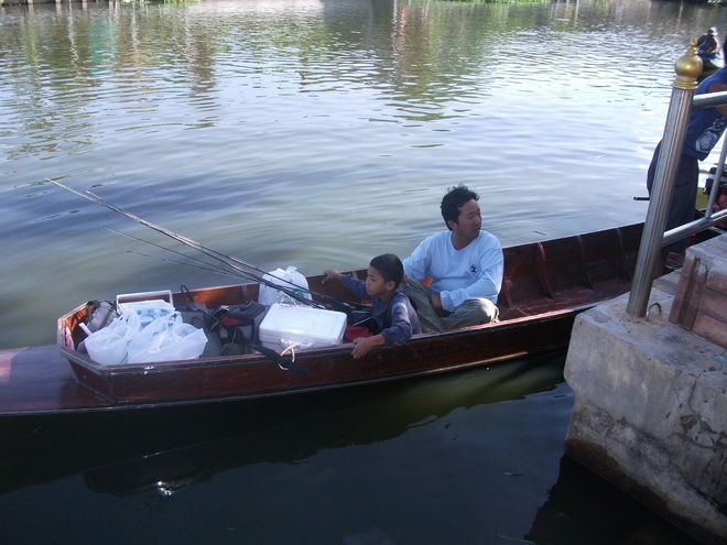 เตรียมตัวเข้าหมายขนสัมภาระเหมือนจะไปเปิดร้านขายของ เรือลำเดียวไม่พอครับ