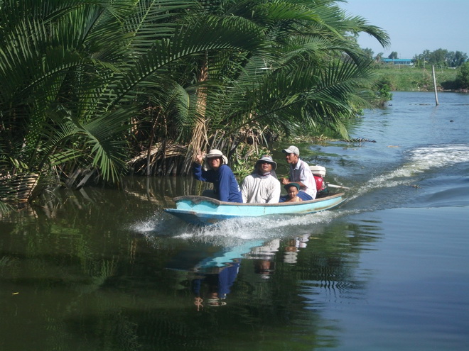 เรือลำที่ผมนั่งไปติดสวะเรือลำหลังตามมากลับเร่งเครื่องใส่ซะอย่างนั้น