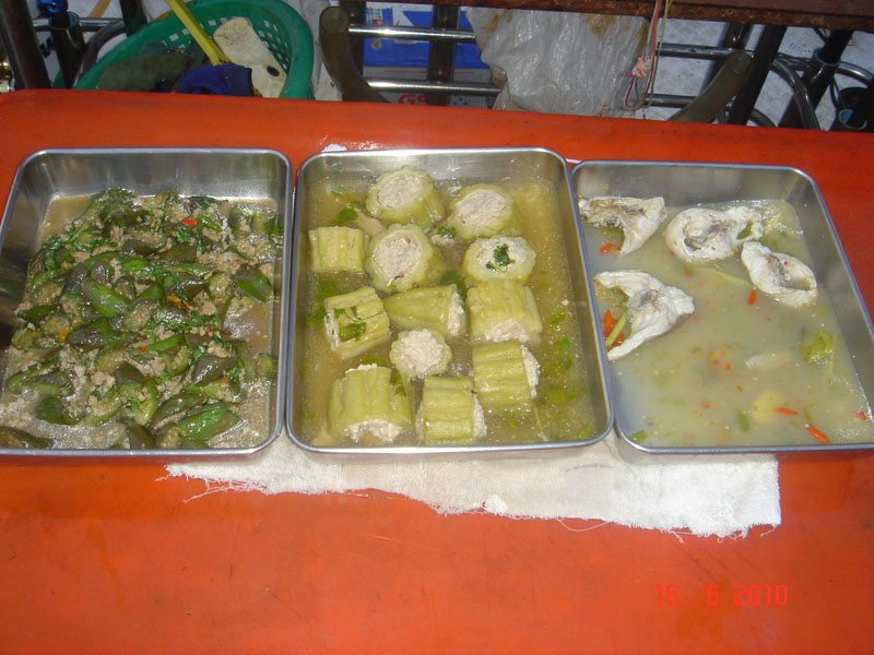 หมูสับผัดมะเขือยาว แกงจืดมะระยัดใส้ ต้มยำปลามีพิษ เก็บไว้ไม่ได้เดี๋ยวพิษแพร่กะจายในเรือต้องกินให้หมด