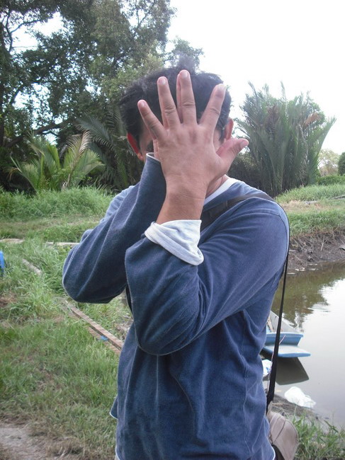 ขอจบด้วยภาพนี้ ........................  [b]ไหว้แบบ มือแข็ง[/b]

ลาแล้วครับ ..................... 