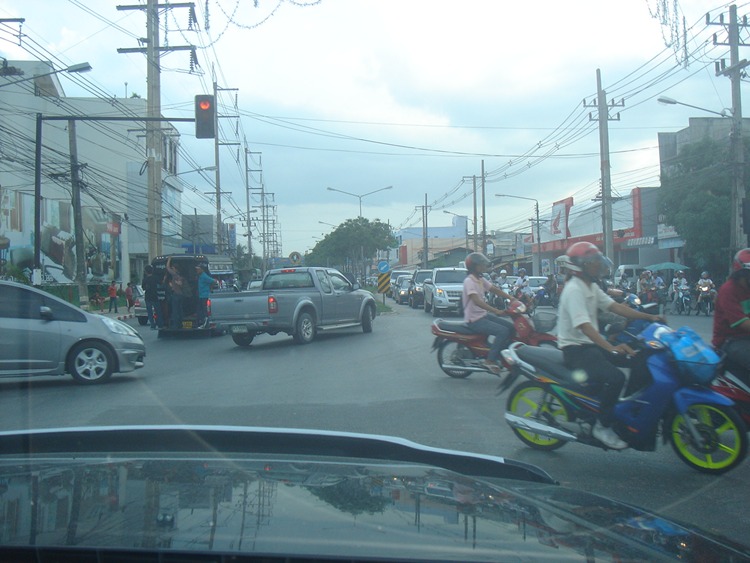 ผ่านถนนหน้าม.อ  รถราติดกันจริงๆเลย   ผมว่าบ้านเรานิ  น้องๆก.ท.ม เข้าไปทุกวันแระ :cheer: