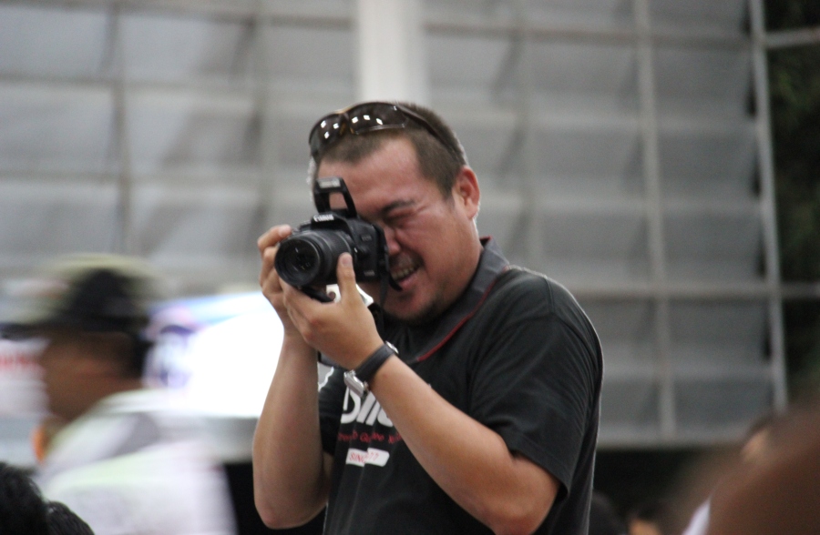 เนื่องจากครั้งนี้มีกล้องอยู่สองตัวครับ ภาพเลยไม่ค่อยต่อเนื่องเท่าไหร่ บรรยากาศงานเลี้ยงอยู่ในกล้องอี