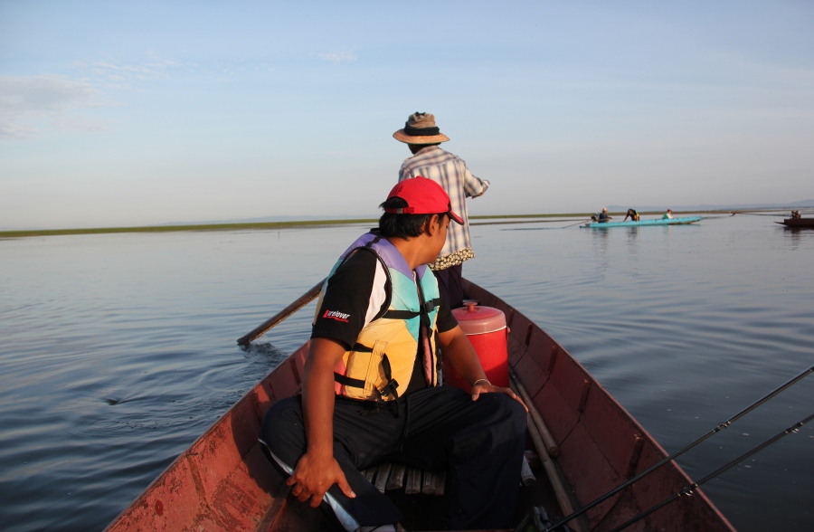ลำของผมได้คนขับเรือเป็นผู้หญิงครับ เอาละสิงานเข้าเพื่อนที่ลงเรือมาด้วยกันหงอยไปเลยครับ 
เอาน่าหนุกๆ