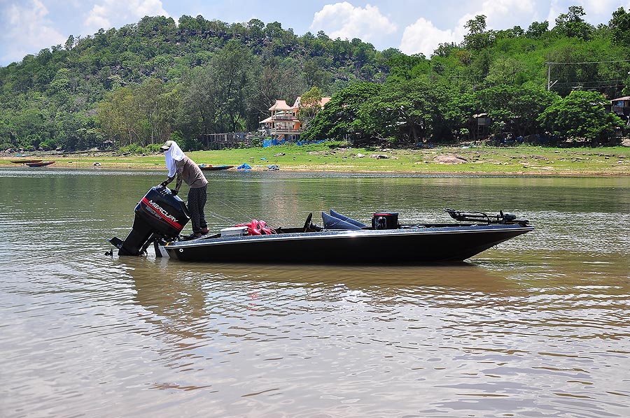 น้าน้อยข้าวต้มก็มาถึงแล้ว ลำเนี้ยเรือลำใหม่ของน้าน้อยเลยอ่ะ แรงน่าดูขอบอก(แรงจนวิ่งเลยปลาไปหมด) :gri
