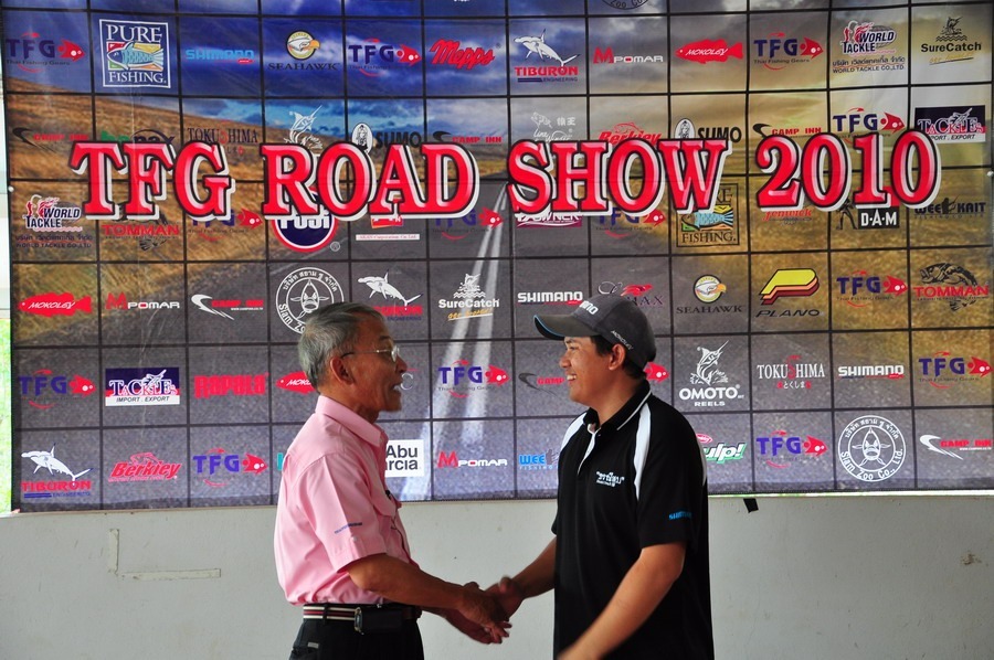 พี่ใหญ่ ประธานจัดงาน มาแสดงความยินดีกับนักกีฬาที่ได้รางวัลครับ  