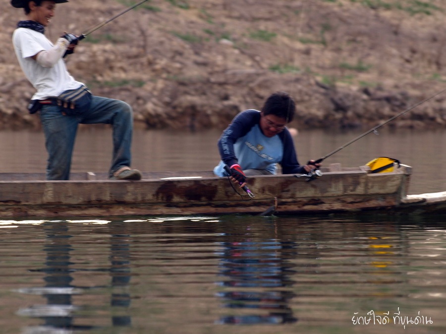 ไม่เหมือนลำนู้น แอ๊คได้ใจ ปลาก็ขึ้นมันรอบเรือ เล่นของป่าวว๊า