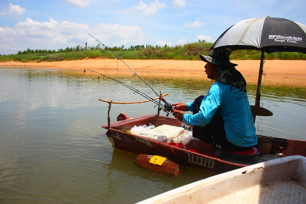 ส่วนพ่อใหญ่แขก ประกบหัวเรือด้านขวา...โห...กะหนีบเลยใช่มั๊ยเนี่ย?... :laughing: :laughing: :laughing: