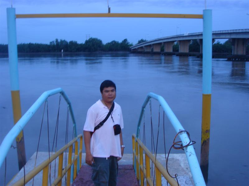 ผมเดินลงไปสำรวจดูระดับน้ำที่ท่าเรือ...หันกลับมาโดนน้ารินส่องซะ 1 รูป เอาจัดไป  :grin:
