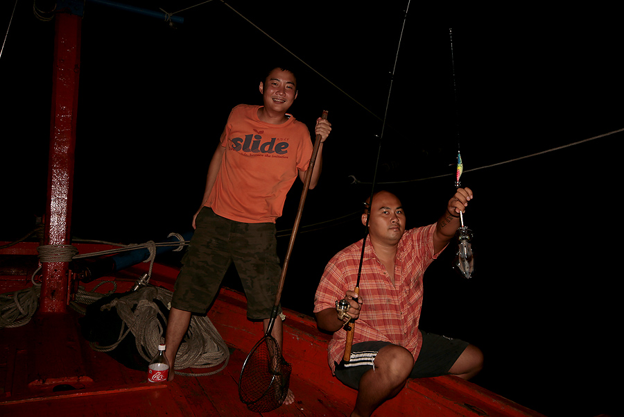  
 สองหนุ่ม  กับหมึกหอม  ไซด์กำลังเกี่ยวเบ็ด  :grin:
---------------------------------------------