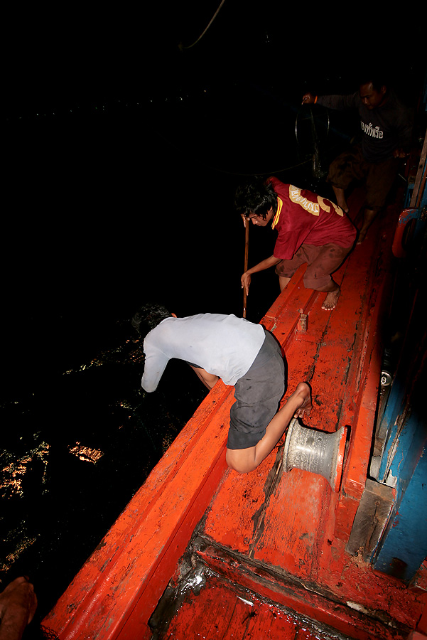 
ช่วยกันปลดอวน  ที่ไหลเข้าใต้ท้องเรือ  :grin:
---------------------------------------------------

