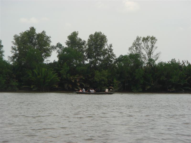 นั่งเพลินๆ มองไปกลางแม่น้ำ เรือเค้ามาทำอะไร   :ohh: