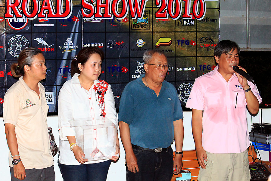 งานนี้มีการรวมทำบุญให้กับป๋าชรัฎ ที่ได้จากพวกเราไปแล้วครับ โดยครอบครัวของป๋าได้มารับมอบเงินจำนวนนี้เ