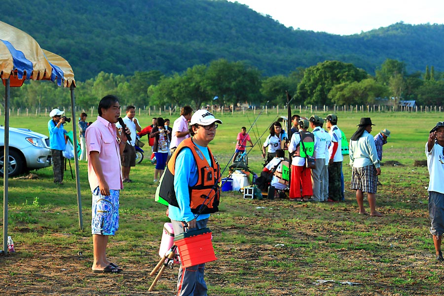 น้าดั๋ยกำลังรอเรือครับ  งานนี้น้าดั๋ยได้รางวัลด้วยครับ ยินดีด้วยครับ