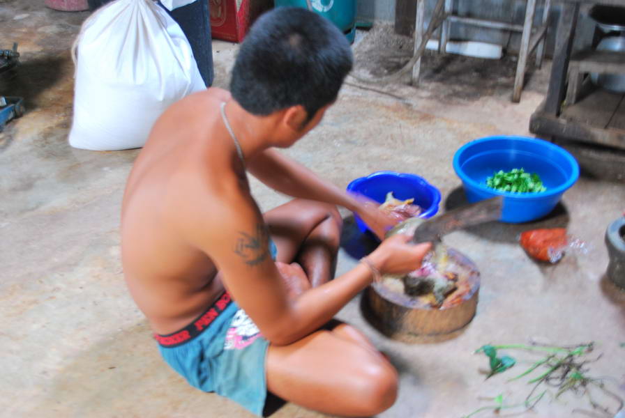 ตำพริกไทใส่เพิ่มไปอีกครับเพิ่มความเผ็ดร้อน......เสียดายไม่มีใบยี่หร่ากับใบมะดันเลยได้แต่พริกกับใบมะก