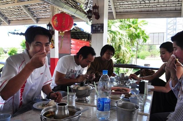 แวะทานข้าวกลางทาง