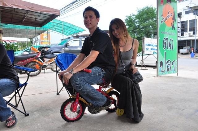 รถที่ใช้ไปพบลูกค้าเซลพร้อมเด็กติดรถ