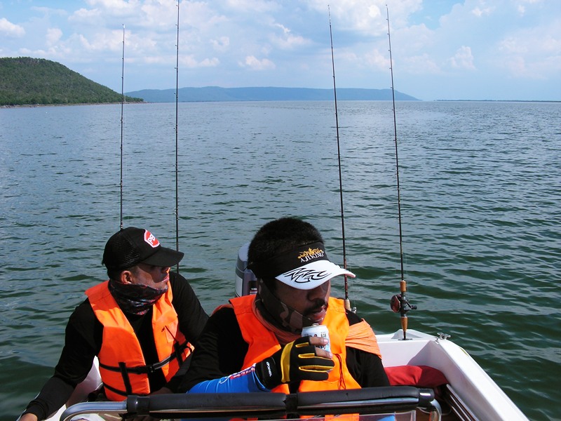 พอมีเรือเริ่มวิ่งเข้าไปชั่งปลา เรา
