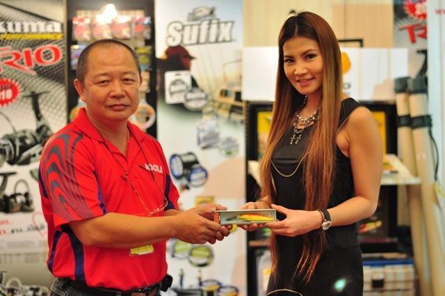 เอ้ มอบรางวัลให้ร้าน นพเก้า เฮียกวง