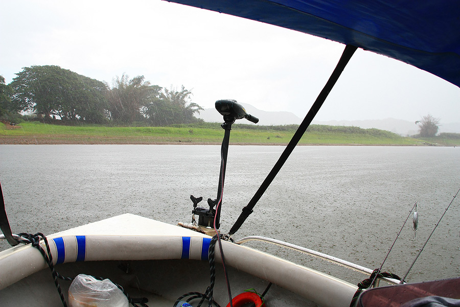 ฝนตกกระหน่ำ....แต่ลมไม่มี...ป๋าอ๊อดเลยชวนให้ออกไปเสี่ยงด้านในเขื่อน
เอ้าไปไหนก้อไป....ยังไงก้อดีกว่