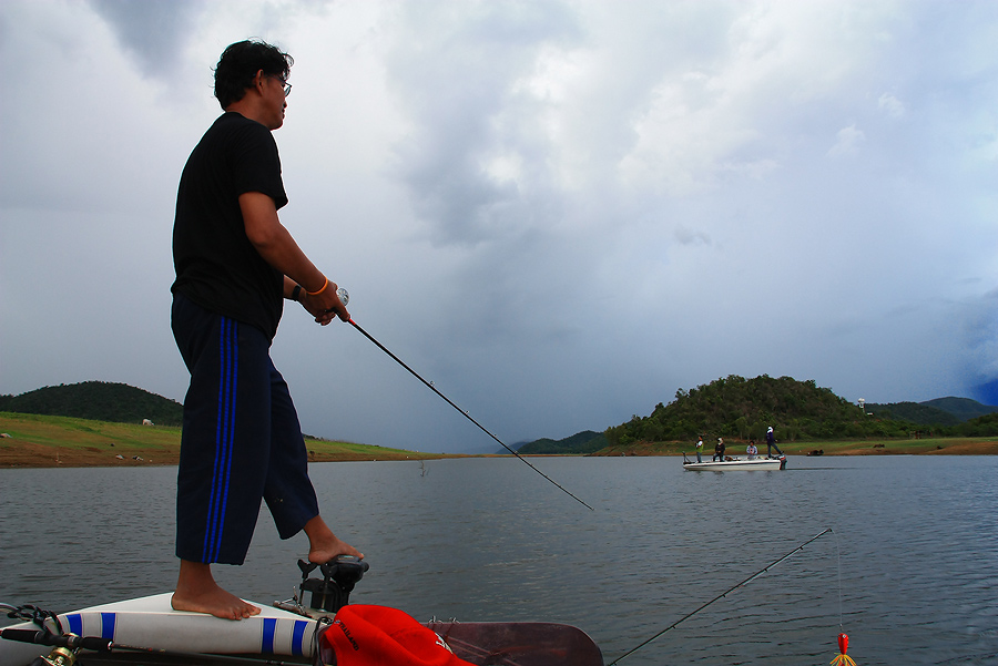 ตีจิบมั่ง ตีเลาะริมฝั่งกันมั่ง..ลอยเรือกันสองลำ แซวกันไปมา ก้อเพลินดีค๊าบ
 :grin: :grin: :grin: